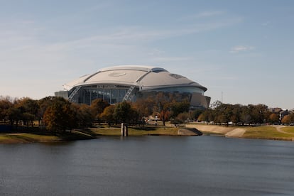 El AT&T Stadium en Dallas, Texas. Sus instalaciones pueden recibir 80.000 aficionados, con la posibilidad de expandirse a 94.000.