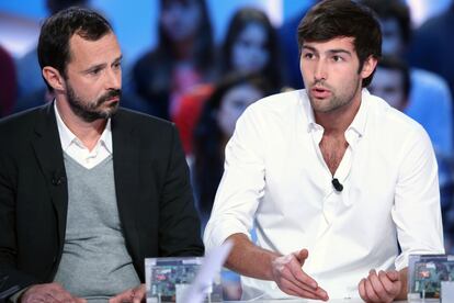 Franck-Firmin Guion (izquierda), productor del programa francés de telerrealidad 'Koh-Lanta', y el concursante Guillaume Lorans en el programa 'Grand Journal', donde hablaron de la muerte de un compañero durante la grabación.