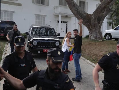 Leopoldo López e a esposa, Lilian Tintori, na casa do embaixador espanhol em Caracas.