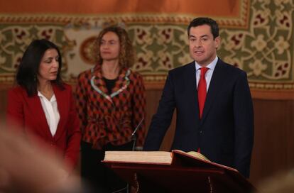 El nuevo presidente de la Junta de Andalucía, Juanma Moreno, durante el acto de toma posesión donde ha jurado su cargo junto a la presidenta de la Cámara, Marta Bosquet, y la ministra de Política Territorial, Meritxel Batet.