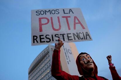 Un manifestante protesta contra la actual Secretaria de Justicia de Puerto Rico, Wanda Vázquez, en San Juan (Puerto Rico). Tras la renuncia de Ricardo Roselló el miércoles pasado, Vázquez fue designada para asumir el cargo, el 2 de agosto, como gobernadora interina de la isla, que se ve afectada por una recesión de una década y los recientes escándalos de corrupción y homofobia en los que se vio envuelto Roselló.