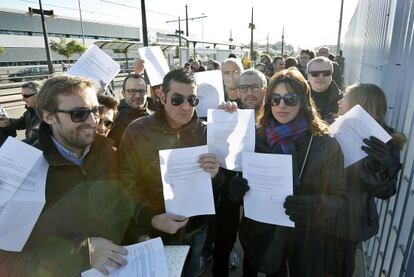 Trabajadores de RTVV, a las puertas del registro con el correo electrónico con el permiso retribuido.