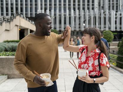 Shamier Anderson y la española Laia Costa, en uno de los capítulos de 'Soulmates', de Amazon Prime Video.