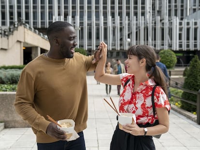 Shamier Anderson y la española Laia Costa, en uno de los capítulos de 'Soulmates', de Amazon Prime Video.