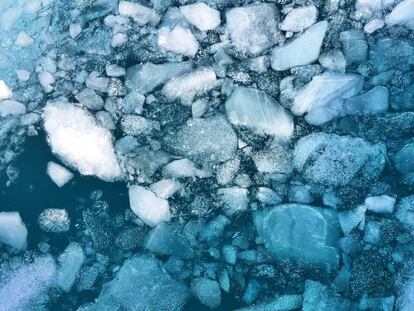 Al calentar el hielo a cero grados, una parte empieza a ser líquida. Pero el nuevo estado une componentes sólidos y fluidos a la vez sin experimentar ningún cambio de fase.