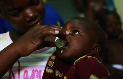 Un niño toma una medicina contra la malaria en un hospital de Manhiça, un departamento vecino a Magude, donde se ha desarrollado un proyecto para intentar eliminar la enfermedad. Imagen tomada en 2016 al comienzo del estudio.