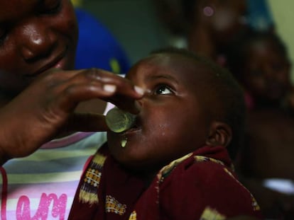 Un niño toma una medicina contra la malaria en un hospital de Manhiça, un departamento vecino a Magude, donde se ha desarrollado un proyecto para intentar eliminar la enfermedad. Imagen tomada en 2016 al comienzo del estudio.