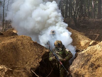 Militares de diferentes unidades de la Guardia Nacional Ucrania se entrenaban el 29 de febrero en un campo de tiro cerca de Járkov.