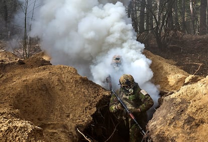 Militares de diferentes unidades de la Guardia Nacional Ucrania se entrenaban el 29 de febrero en un campo de tiro cerca de Járkov.