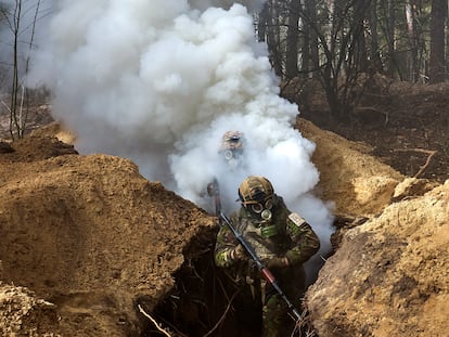 Militares de diferentes unidades de la Guardia Nacional Ucrania se entrenaban el 29 de febrero en un campo de tiro cerca de Járkov.