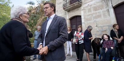 Alberto Núñez Feijóo durante una visita, este viernes, a su pueblo natal.
