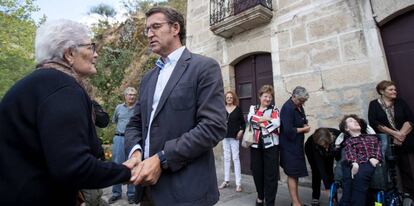 Alberto N&uacute;&ntilde;ez Feij&oacute;o durante una visita, este viernes, a su pueblo natal.