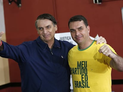 Jair Bolsonaro ao lado do filho Flávio no dia da votação da última eleição, em 7 de outubro.