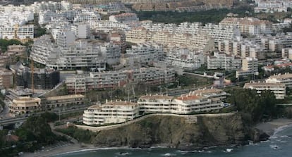 Miles de viviendas construidas cerca del mar en Benalmádena (Málaga).