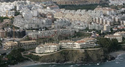 Miles de viviendas construidas cerca del mar en Benalm&aacute;dena (M&aacute;laga).