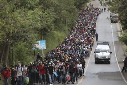 La nueva caravana de migrantes que se dirige a los Estados Unidos camina por una carretera en El Florido, Guatemala, 16 de enero de 2021.