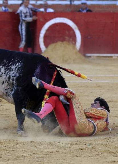 V&iacute;ctor Barrio en el momento de sufrir la cornada, ayer en Teruel. 