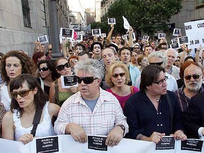 Aitana Sánchez-Gijón, Pedro Almodóvar, Marisa Paredes y el coreógrafo José Antonio, en la cabeza de la manifestación.