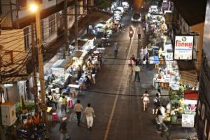 Puestos del antiguo mercado de comida calljera en la calle Sukhumvit Soi 38, en el centro de Bangkok.