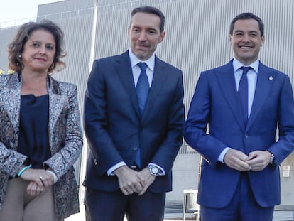 El presidente de la Junta, Juan Manuel Moreno, a la derecha, junto al doctor Pablo Muñoz Cariñanos y la consejera de Salud y Familias, Catalina García, el pasado marzo.