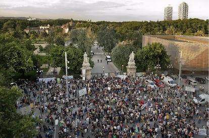 Los primeros 'indignados' se concentran frente a las puertas del Parlament ayer por la tarde.