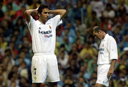 Raúl se lamenta tras fallar una ocasión de gol en los últimos minutos del partido de ayer en el Bernabéu.