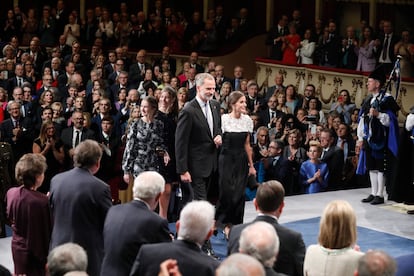 Los reyes Felipe VI y Letizia; la princesa Leonor y la infanta Sofía suben al escenario del Teatro Campoamor.