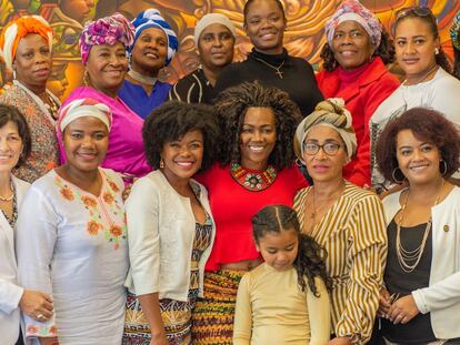 Epsy Campbell, vicepresidenta de Costa Rica (2018-2022) en el centro, y Paola Cabezas, actual asambleísta del Ecuador (a su derecha), posan en Ecuador junto a otras representantes políticas y lideresas de la sociedad civil.