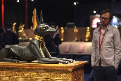 Una figura del dios Anubis con forma de chacal corona el arca portátil hallado en la tumba. En el momento de su descubrimiento, la figura estaba cubierta por un lienzo de lino.