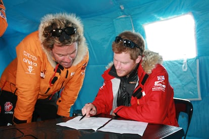 Dominic West junto al príncipe Enrique fotografiados durante una expedición en la Antártida en 2013.