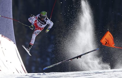 Fotografía ganadora del primer premio individual de la categoría de deportes del fotógrafo austríaco Christian Walgram de GEPA. Muestra la caída del esquiador checo Ondrej Bank en la prueba combinada de esquí alpino de los Campeonatos del Mundo de Beaver Creek, Colorado (Estados Unidos) el 15 de febrero de 2015. 