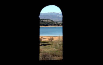 Vista del embalse de Aguilar de Campoo desde el interior de la iglesia, con la montaña palentina al fondo.