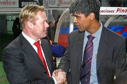 Koeman, cuando era entrenador del Ajax, y Rijkaard se saludan en un amistoso de 2004.