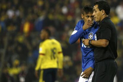 Neymar habla con el arbitro Enrique Osses