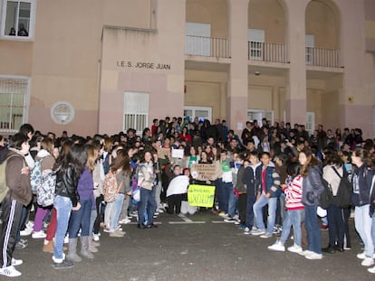 Alumnos del IES Jorge Juan de Alicante protestaron ayer por el apagón.