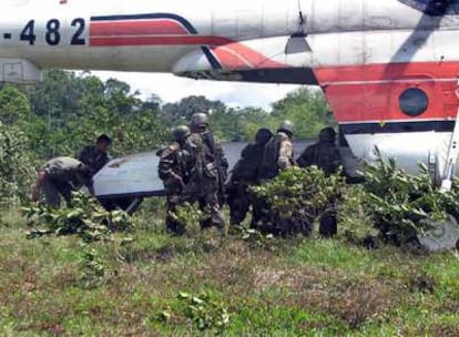 Miembros del Ejército ecuatoriano sube una piragua a un avión