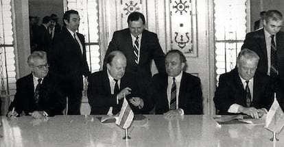 De izquierda a derecha, sentados, el presidente de Ucrania,  Leonid Kravchuk; el presidente de Bielorrusia, Stanislav Shushkévich; el primer ministro bielorruso, Vatcheslav Ketich, y el presidente ruso, Borís Yeltsin, en la firma del acuerdo de creación de la Comunidad de Estados Independientes (CEI) y la proclamación de la disolución de la Unión Soviética, en Raouchani (Bielorrusia) el 8 de diciembre de 1991. 