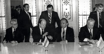 De izquierda a derecha, sentados, el presidente de Ucrania,  Leonid Kravchuk; el presidente de Bielorrusia, Stanislav Shushkévich; el primer ministro bielorruso, Vatcheslav Ketich, y el presidente ruso, Borís Yeltsin, en la firma del acuerdo de creación de la Comunidad de Estados Independientes (CEI) y la proclamación de la disolución de la Unión Soviética, en Raouchani (Bielorrusia) el 8 de diciembre de 1991. 