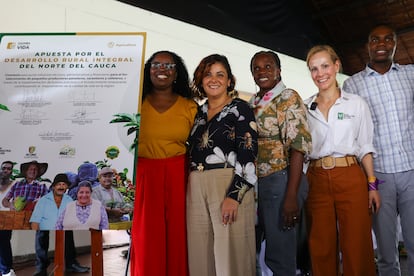 Jhenifer Mojica (centro) junto con agricultores y Claudia Calero, presidenta de Asocaña, en Santander de Quilichao, el 10 de mayo.