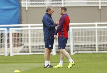 Hodgson junto a Rooney en un entrenamiento.