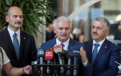 El primer ministro de Turquía, Binali Yildirim, hablando con los medios.