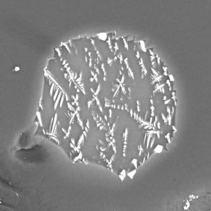 Imagen de alta resolución de una inclusión de roca fundida en la muestra lunar 74220 de la misión Apolo 17.