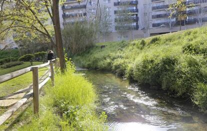 El Rec Comtal és part del paisatge de barris de Barcelona i Montcada.