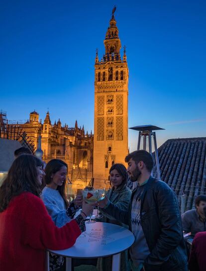 La torre de la catedral de Sevilla desde una terraza.