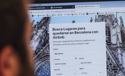 Un usuario navega en la web de Airbnb.