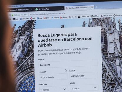 Un usuario navega en la web de Airbnb.