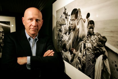 En una entrevista para EL PAÍS, Salgado afirmó que su decisión de trabajar exclusivamente en blanco y negro obedecía al intento de evitar que el colorido distrajera a los observadores de los protagonistas de su obra. 