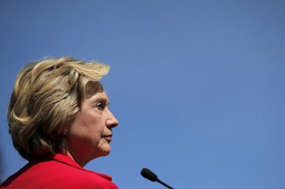 Clinton, candidata a la nominación demócrata para 2016, intenta desembarazarse de las sospechas por el manejo de sus correos