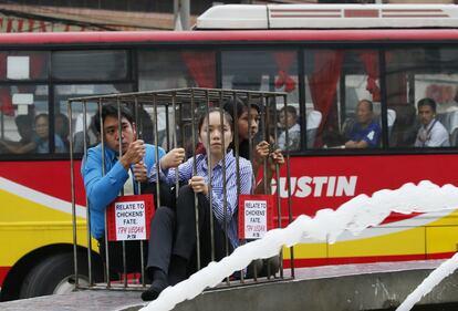 Activista de la organización P.E.T.A. (Personas por el Trato Ético de los Animales) llevan a cabo una protesta silenciosa dentro de una jaula para concienciar sobre la dura situación de los pollos en el período previo al Año Nuevo Chino, en el distrito de Chinatown, en Manila (Filipinas).