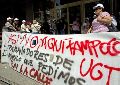 Varios trabajadores de UGT-Madrid durante la concentraci&oacute;n que han protagonizado ante la sede del sindicato en Madrid.